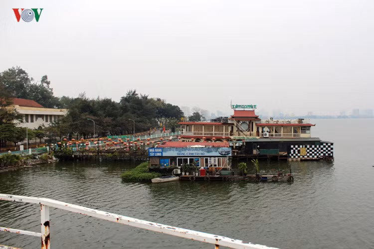 Theo đó, Thành phố cũng yêu cầu cơ quan chức năng xác định vị trí tập kết và tổ chức di chuyển các tàu, thuyền, phương tiện nổi về 01 vị trí tập kết;