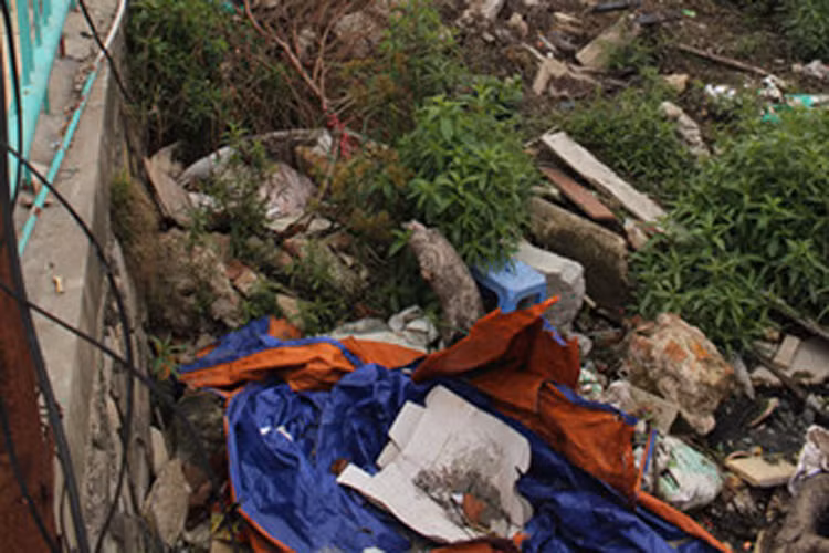 Khu vực bến đỗ nhếch nhác, bẩn thỉu bởi rác thải vứt xuống.