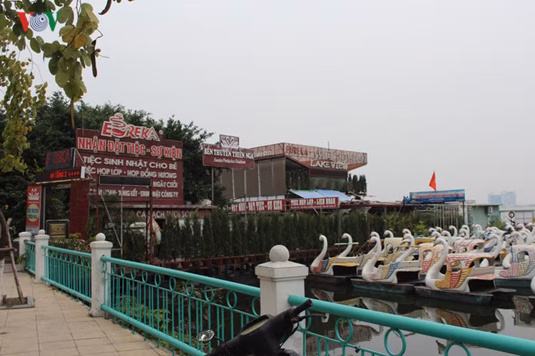 Hiện có rất nhiều nhà nổi, du thuyền hoạt động chủ yếu kinh doanh ăn uống trên Hồ Tây. Bến đỗ tại khu vực phố Nguyễn Đình Thi.