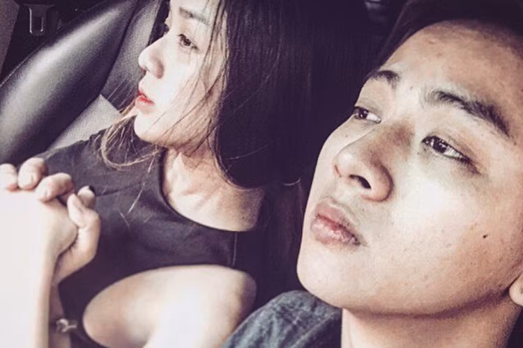 Giữa lùm xùm muốn lấy vợ ở tuổi 21, Hoài Lâm khoe khoảnh khắc nắm chặt tay cháu gái của nghệ sĩ Bảo Quốc kèm bài thơ tự viết và những dòng hashtag: “dù có chuyện gì xảy ra”, “luôn luôn bên nhau”, “mãi mãi”, “yêu em”. (Ảnh: Instagram nhân vật)