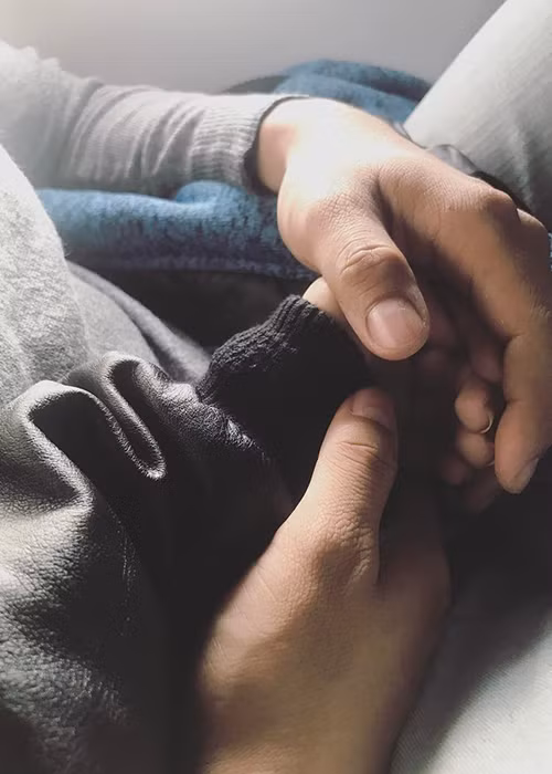 Hoàng Ngọc chia sẻ hình ảnh nắm tay Hoài Lâm kèm chú thích: “Tất cả của em”. (Ảnh: Instagram nhân vật)