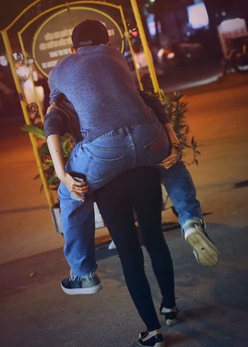 “Có mệt quá đi không nổi nữa, thì cứ bảo em cõng nha, luôn sẵn sàng. Chuyện đời thì nhiều lắm, nhưng em cứ ung dung cõng anh đi, vậy thôi!”, Hoàng Ngọc chú thích cho bức ảnh cõng Hoài Lâm trên lưng. (Ảnh: Instagram nhân vật)