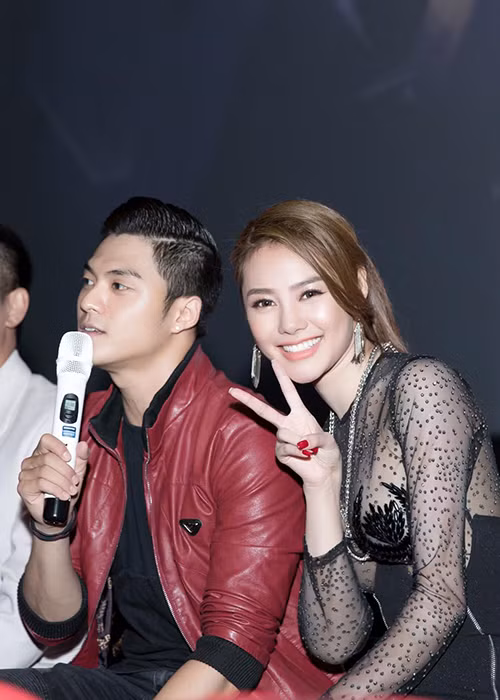 Chân dài sinh năm 1990 rạng rỡ bên Lâm Vinh Hải tại một buổi giới thiệu bộ phim đóng chung. (Ảnh: FBNV)