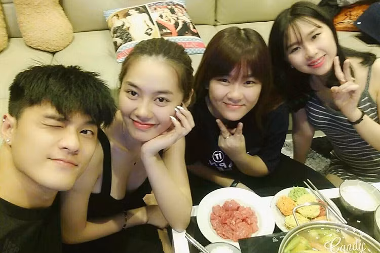 Mới nhất, Lâm Vinh Hải chia sẻ dòng tâm sự đầy ẩn ý: “Chính thức hiểu câu 'Ăn không được phá cho hôi'". Trong khi đó, bạn gái của anh vẫn đăng tải hình ảnh vui vẻ trong công việc lẫn đời thường. (Ảnh: FBNV)