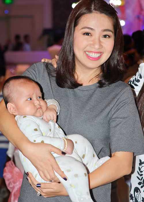 Khi được hơn 4 tháng tuổi, bé Tấn Đức rất bụm bẫm, đáng yêu với hai má phúng phính và chân tay tròn lẳn khiến ai gặp cũng muốn bồng bế. (Ảnh: Dân Việt)