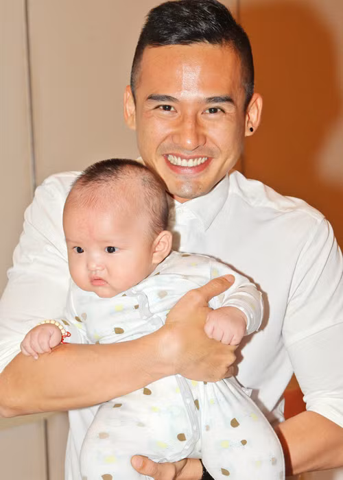 Phi Thanh Vân công khai hình ảnh con trai tại bữa tiệc đầy tháng của bé. Trong ảnh, bé Tấn Đức hơn 4 tháng tuổi được diễn viên Lương Thế Thành cưng nựng tại một bữa tiệc. (Ảnh: Dân Việt)