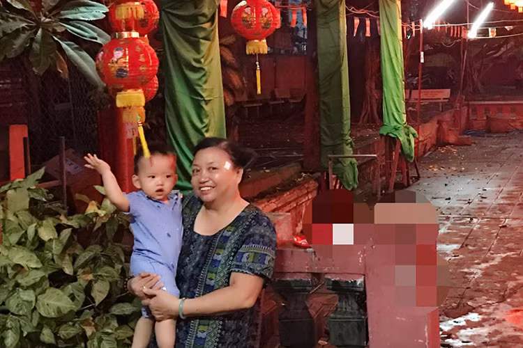 Trong ngày sinh nhật của con trai, "nữ hoàng dao kéo" chỉ lặng lẽ đưa bé lên chùa thắp hương để tạ ơn Trời Phật đã cho cô được làm mẹ. (Ảnh: Facebook nhân vật)