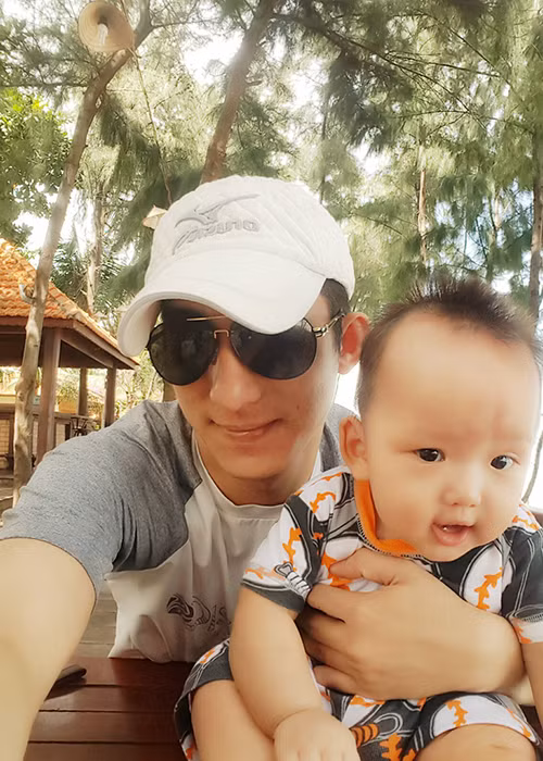 Ngay từ khi mới chào đời, cậu quý tử nhà "nữ hoàng dao kéo" Phi Thanh Vân được nhận xét sở hữu gương mặt có nhiều nét giống bố. (Ảnh: Facebook nhân vật)