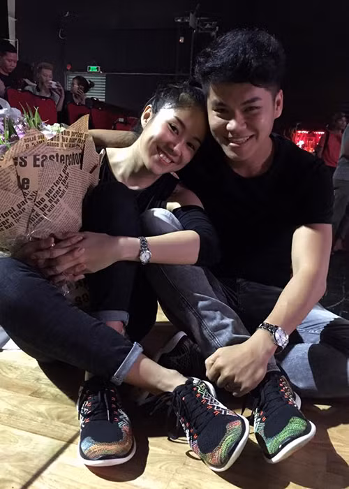 Lê Phương thường xuyên diện đồ ton sur ton với bạn trai kém 7 tuổi từ quần áo, đồng hồ đến giày dép. (Ảnh: FBNV)