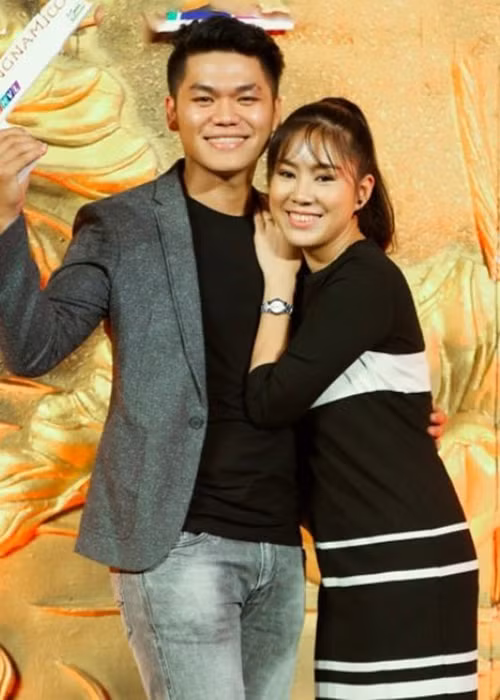 Sau cuộc hôn nhân đầu tiên không trọn vẹn, diễn viên Lê Phương đã tìm được bến đỗ bình yên bên nam ca sĩ kém cô 7 tuổi tên Phạm Trung Kiên. Mới đây, Lê Phương và bạn trai đã cùng tham gia gameshow Ngôi sao phương Nam. (Ảnh: Zing)