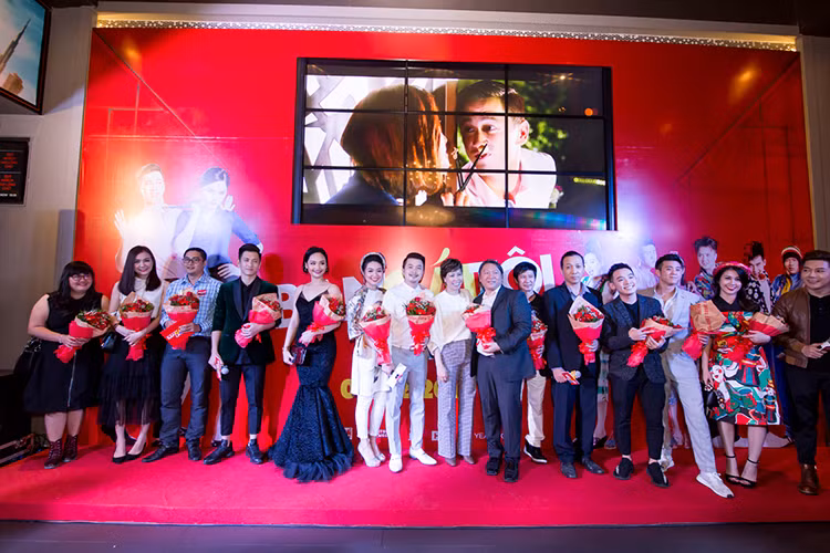 Nội dung “Bạn gái tôi là sếp” kể về cặp đôi Oanh (Miu Lê) và Cường (Đỗ An) phải giấu giếm cảm xúc thật của mình trong môi trường công sở cấm nhân viên hẹn hò. Đỉnh điểm của mâu thuẫn là khi hai người đặt mình vào cuộc chạy đua tìm lại 240 triệu bị mất và cũng là để phân định ai là người sẽ phải nghỉ việc. Phim công chiếu vào ngày 3/2/2017.