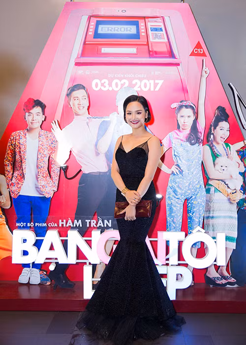 Đóng vai nữ chính trong “Bạn gái tôi là sếp”, Miu Lê khoe vẻ gợi cảm trong bộ đầm đuôi cá tại buổi ra mắt phim.