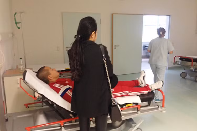 Năm 2015, Tuấn Hưng cũng từng được đưa vào bệnh viện cấp cứu ngay sau buổi diễn ở Đức khi bị ngất vì làm việc quá sức và ăn uống không đầy đủ. (Ảnh: Zing)