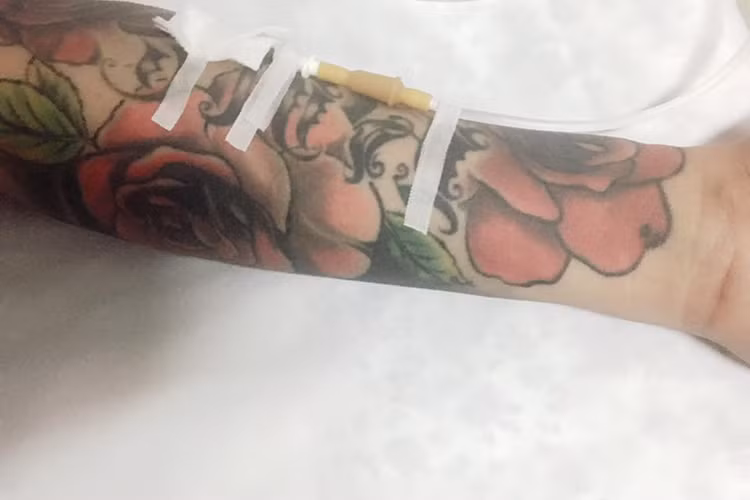 Nam ca sĩ bị ngất xỉu vì kiệt sức bởi ngay sau đêm nhạc ở Lào Cai, anh lái xe trở về Hà Nội để tham gia một show diễn tại một quán bar. (Ảnh: FBNV)