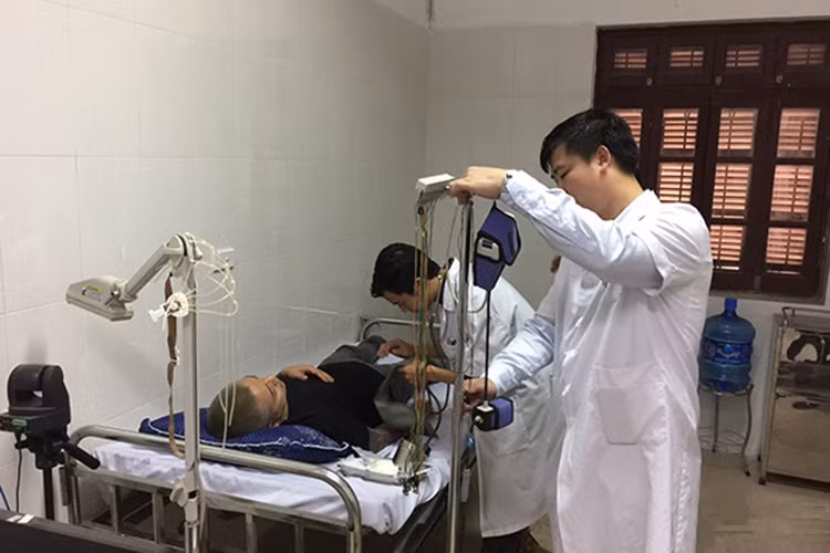 Giọng ca “Nắm lấy tay anh” bị kiệt sức do làm việc quá nhiều. Trước khi nhập viện, Tuấn Hưng đã liên tục chạy show. (Ảnh: Một thế giới)