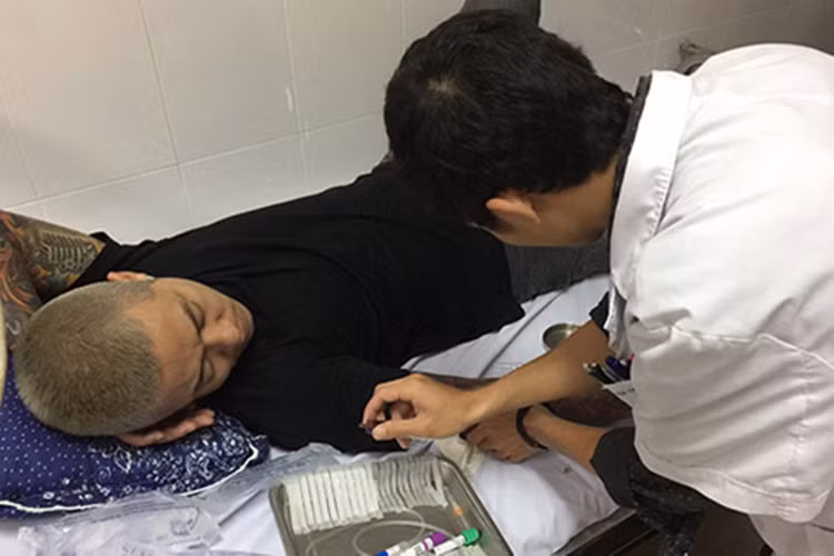 Ngay khi vừa hát xong, bước vào hậu trường, Tuấn Hưng bất ngờ ngất xỉu và được trợ lý đưa đi cấp cứu tại bệnh viện Bạch Mai. (Ảnh: Dân Việt)