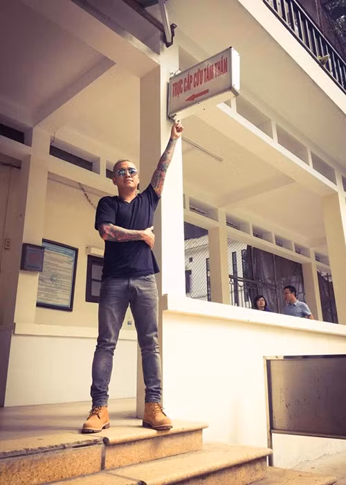 Nam ca sĩ không quên gửi lời cám ơn đến mọi người đã quan tâm đến sức khỏe của anh. “Cám ơn mọi người. Mình đã về nhà và khỏe. Ăn 1 bát cháo rồi”, anh để lại bình luận. Trong ảnh, Tuấn Hưng chuẩn bị rời bệnh viện trở về nhà. (Ảnh: FBNV)