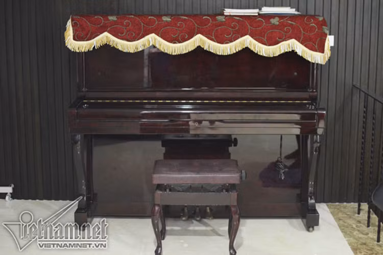 Chiếc đàn piano dành cho các con của nghệ sĩ Quang "Tèo" chơi nhạc. 
