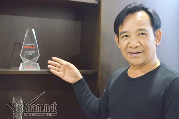 Khu vực sảnh tầng 2, nghệ sĩ Quang "Tèo" dành một khoảng để trưng bày các kỷ niệm chương, các bằng khen và những đồ lưu niệm khi đi lưu diễn các nơi. 