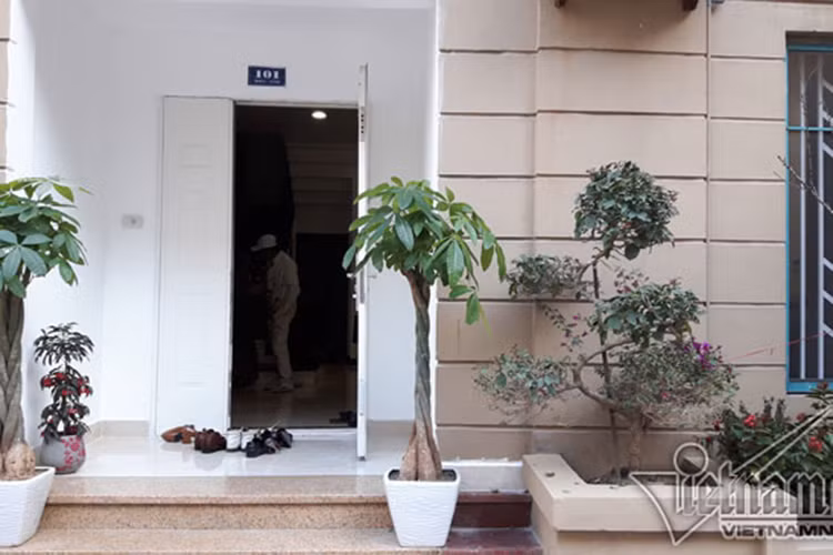 Cận Tết Đinh Dậu, Quang "Tèo" đã tất bật chuyển về nhà mới ở khu Mỹ Đình. Nhà nghệ sĩ Quang "Tèo" là căn hộ shophouse (thông từ tầng 1 lên tầng 2) mà danh hài này đã mơ ước từ lâu và bây giờ mới thực hiện được. Quang "Tèo" chia sẻ do công việc anh phải đi diễn suốt ngày nên vợ anh chấp nhận ở nhà trông con, vì thế kinh tế đổ dồn hết cho anh. Đó cũng là lý do anh chạy show nhiều đến thế. 