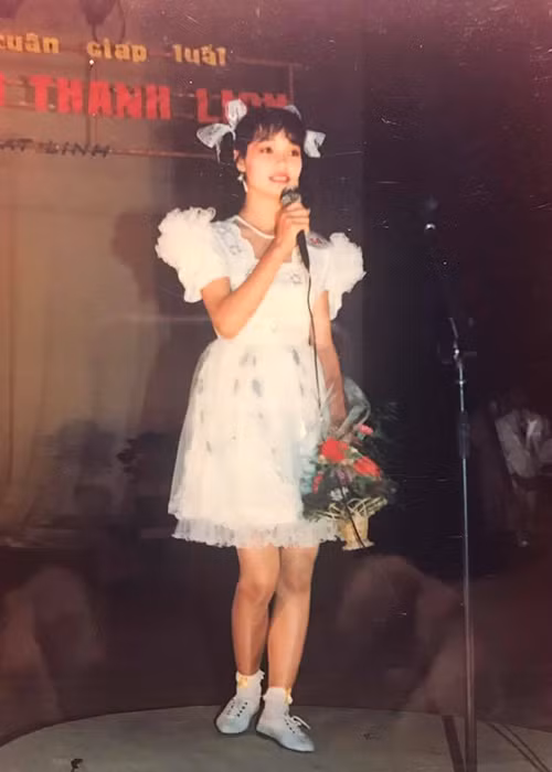 Bước sang năm học lớp 9, Mai Thu Huyền tiếp tục tham gia cuộc thi “Học sinh thanh lịch” của trường. (Ảnh: FBNV)