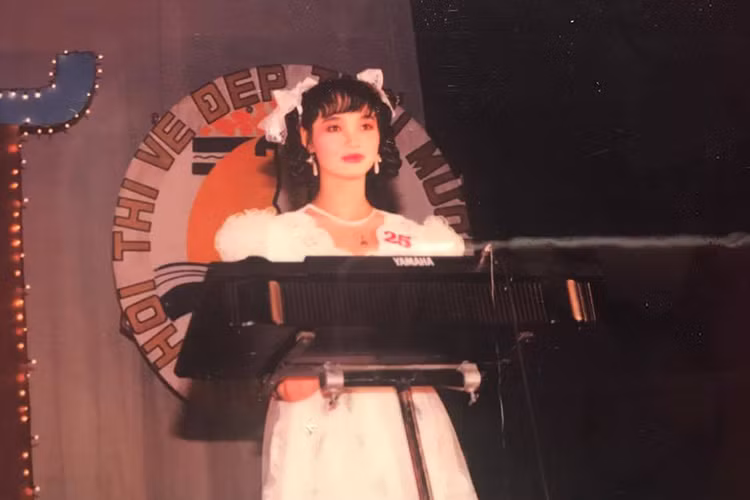 Xinh đẹp, tài năng, cô đoạt giải nhất cuộc thi Học sinh thanh lịch Hà Nội. Đây là giải thưởng lớn đầu tiên của người đẹp. (Ảnh: FBNV)