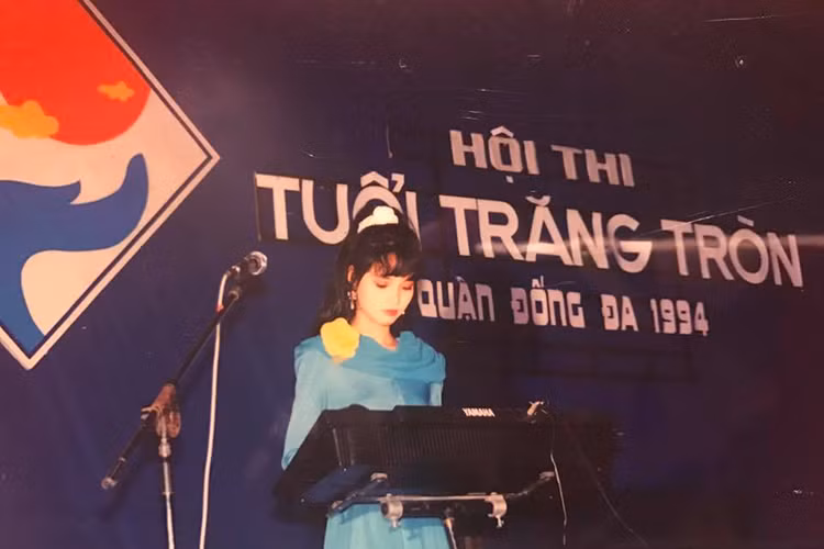 Người đẹp trổ tài đánh đàn organ ở phần thi năng khiếu tại cuộc thi “Học sinh thanh lịch” cấp quận. (Ảnh: FBNV)