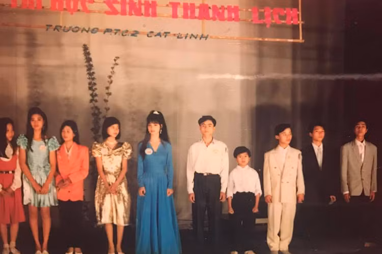 Tham gia cuộc thi, nhờ bài hát "Nhớ về Hà Nội", Mai Thu Huyền đã đoạt giải "Ứng xử hay nhất". (Ảnh: FBNV)