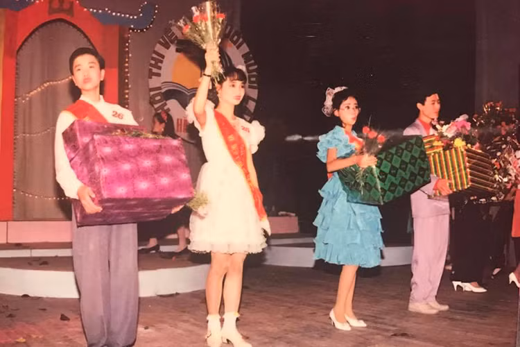 Cũng nhờ giải nhất cuộc thi Học sinh thanh lịch Hà Nội, Mai Thanh Huyền lọt vào mắt xanh của các đạo diễn. Ở tuổi 16, cô đã bén duyên với môn nghệ thuật thứ 7 khi tham gia bộ phim “Nỗi đau thầm lặng”. (Ảnh: FBNV)