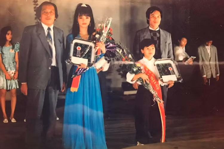 Cô còn vinh dự được thầy hiệu trường và đại diện của Bộ Giáo dục và Đào tạo trao giải nhất. (Ảnh: FBNV)