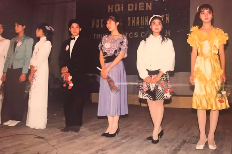 Mai Thu Huyền tham gia cuộc thi “Học sinh thanh lịch” của trường THCS Cát Linh. (Ảnh: FBNV)