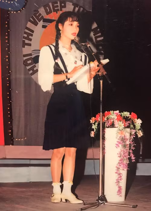 Sau cuộc thi “Học sinh thanh lịch” cấp quận, Mai Thu Huyền tiếp tục được cử đi thi ở cấp thành phố. (Ảnh: FBNV)