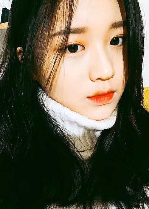 Khi được thử thách hát tiếng Việt, Han Sara đã trổ tài hát một đoạn ca khúc “Dấu mưa”. (Ảnh: FBNV)