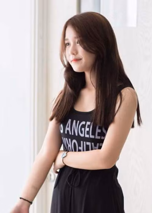 Ngoài khả năng hát, Han Sara còn gây được sự chú ý bởi vẻ ngoài xinh xắn kiểu hot girl. (Ảnh: FBNV)