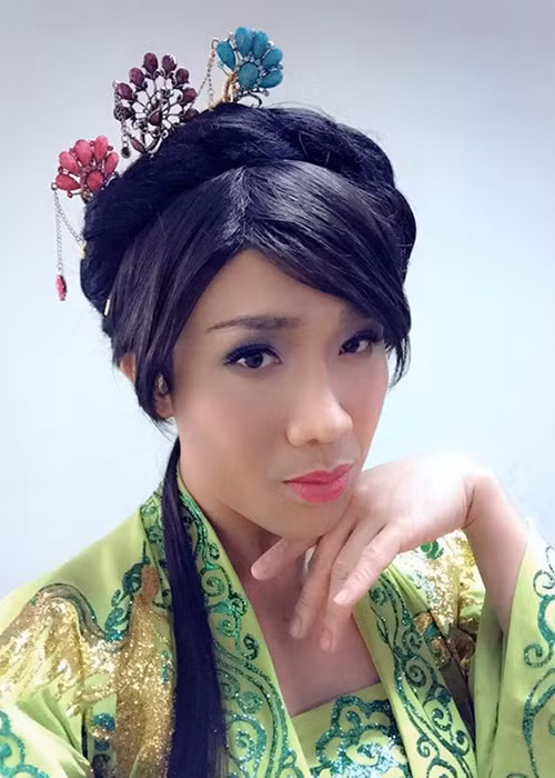 Ngoài là MC, diễn viên hài, Trấn Thành còn có biệt tài giả gái nhờ sở hữu gương mặt thon gọn với khuôn miệng nhỏ. (Ảnh: Vietnamnet)