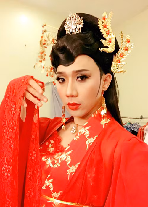 Diện trang phục cổ trang dành cho phái nữ và gương mặt được trang điểm kỹ lưỡng, Trấn Thành xinh đẹp, duyên dáng và thu hút khán giả. (Ảnh: Facebook nhân vật)