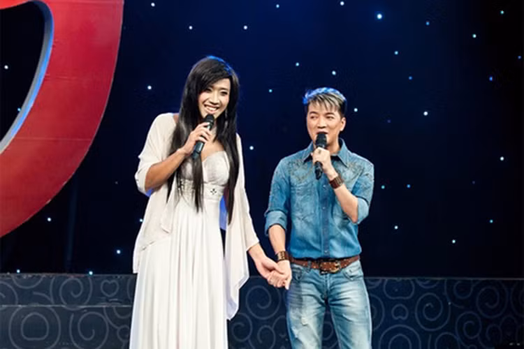 Trấn Thành từng biến thành cô gái xinh đẹp trong bộ đầm trắng thướt tha để quyến rũ Đàm Vĩnh Hưng trong một chương trình ca nhạc. (Ảnh: Báo Đất Việt)