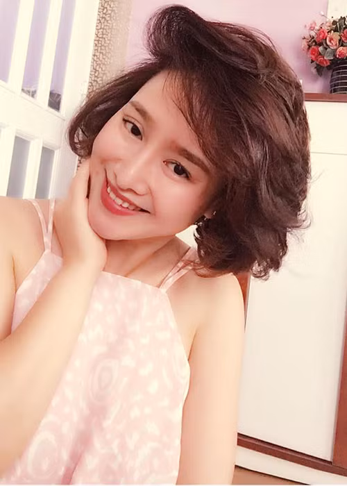 Thu Phượng chia sẻ việc nhận con nuôi đúng vào ngày chồng cũ tổ chức lễ ăn hỏi. Trên trang cá nhân, cô cũng đăng tải dòng tâm sự đầy ẩn ý trên trang cá nhân. “Nói gì bây giờ...Em nào đâu muốn lấy chồng...Em chỉ muốn ở mãi bên...”, nữ ca sĩ viết trên trang cá nhân. (Ảnh: FBNV)