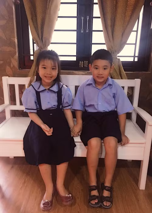 Trên trang cá nhân, vợ cũ của MC Thành Trung cũng đăng tải hình ảnh con nuôi. Trong ảnh, con nuôi của Thu Phượng chụp ảnh cùng với bé Zon. Nhiều người nhận xét, cậu nhóc kháu khỉnh, đáng yêu. (Ảnh: FBNV)