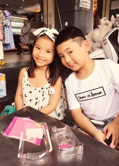 “Đã chính thức lo ổn thoả cho bạn ý! Nhà có anh có em vui nhộn! Bây giờ là cố gắng nhiều hơn để 2 con luôn đủ đầy và khoẻ mạnh. Mẹ bắt đầu lo 1 tương lai xa hơn mỗi khi một dự định nhỏ thành công”, vợ cũ của MC Thành Trung chia sẻ. (Ảnh: FBNV)