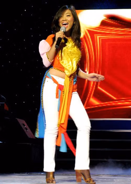 Tà áo dài cũng từng bị ca sĩ Đoan Trang “cải biến” một cách không đẹp mắt. (Ảnh: Gia đình và xã hội) 