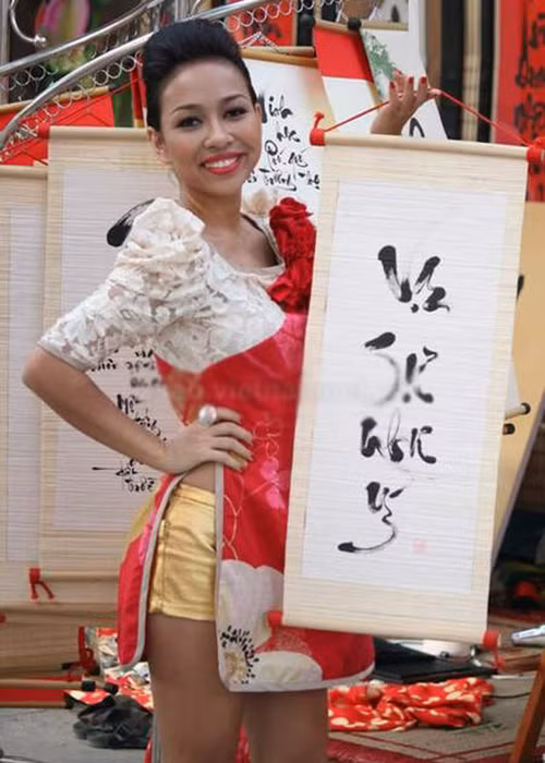 Set trang phục gồm áo dài biến tấu họa tiết hoa và quần short của Thảo Trang khiến người xem rất “nhức mắt”. (Ảnh: Zing News) 