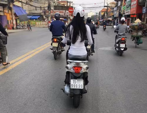 Nong: Hot girl Hai Phong di xe may bien 999.99