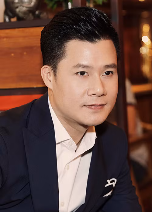 Tại TP HCM, “Giấc mơ mang tên mình” của Quang Dũng sẽ được dàn dựng bởi đạo diễn gạo cội Phạm Hoàng Nam. Còn trong đêm diễn tại Hà Nội, đạo diễn trẻ Nguyễn Việt Thanh sẽ hỗ trợ Quang Dũng tạo nên một không gian độc đáo, giàu cảm xúc như một chiều thu Hà Nội.