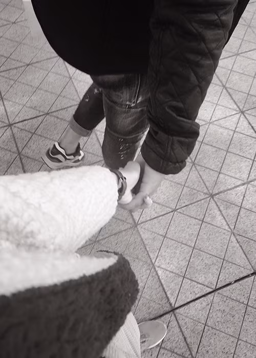 Chia sẻ hình ảnh tay trong tay với Mạc Hồng Quân, Kỳ Hân bày tỏ đang rất mong ngóng chồng trở về nhà. (Ảnh: FBNV)