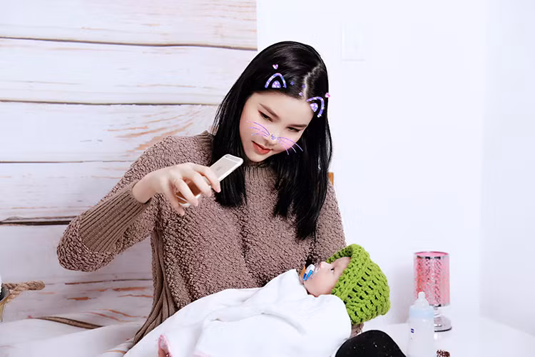 Ngày 22/11/2016, Kỳ Hân sinh con trai đầu lòng. Bé được đặt tên thật là Xuân Phúc, tên thân mật là Cu Tỏi. (Ảnh: FBNV)