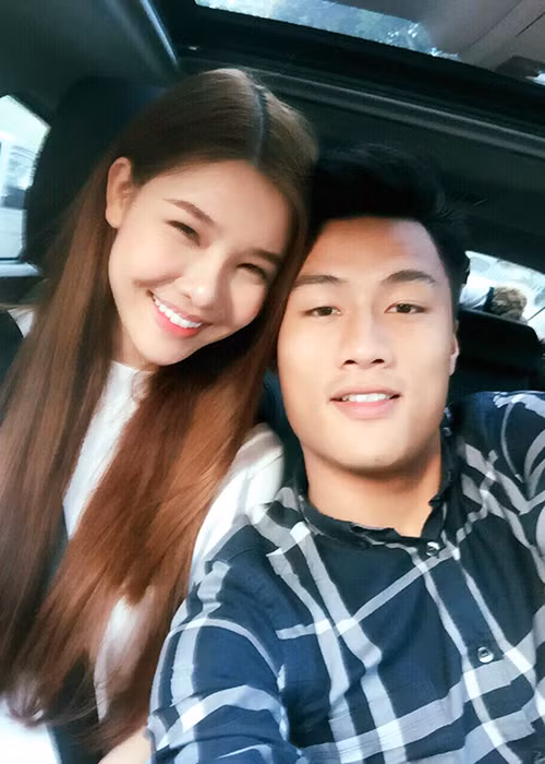 Sau đám cưới, cặp đôi vẫn tiếp tục đối mặt với những lời khen chê từ dư luận. Tuy nhiên, cả hai vẫn hạnh phúc bên nhau. (Ảnh: FBNV)