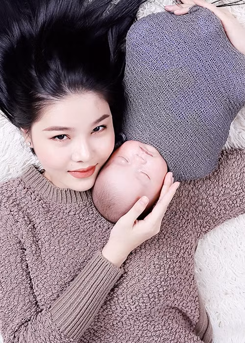 Vợ chồng Kỳ Hân giấu hình ảnh con trai cho đến khi bé được hơn 2 tháng tuổi. Với cựu người mẫu, bé chính là “người tình trọn kiếp” của cô. (Ảnh: FBNV)