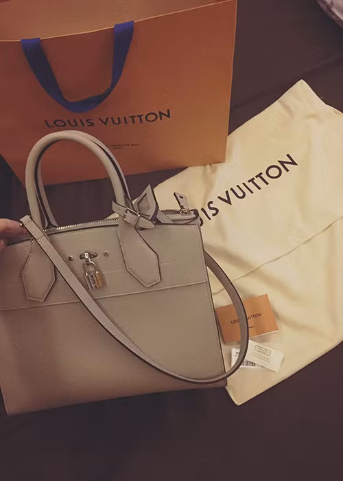 Mới đây, Kỳ Hân còn khoe món quà sinh nhật là chiếc túi xách hàng hiệu từ Mạc Hồng Quân. Điều khiến nhiều người ghen tỵ hơn là lời chia sẻ của cựu người mẫu rằng ông xã luôn đưa hết tiền đi làm cho vợ. (Ảnh: FBNV)