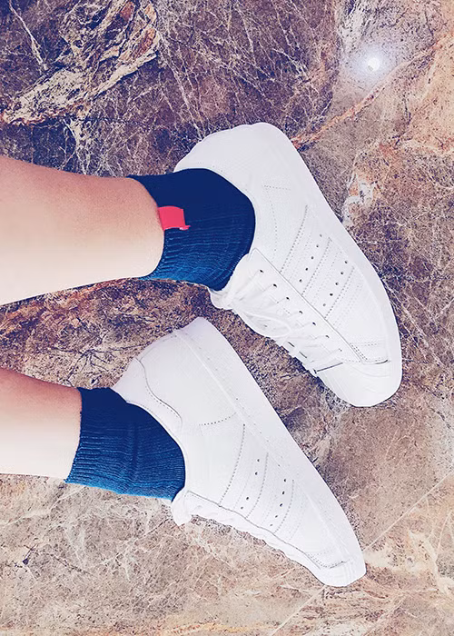 Dịp Valentine, cựu người mẫu cũng háo hức khoe món quà là đôi giầy nhận được từ ông xã. (Ảnh: FBNV)